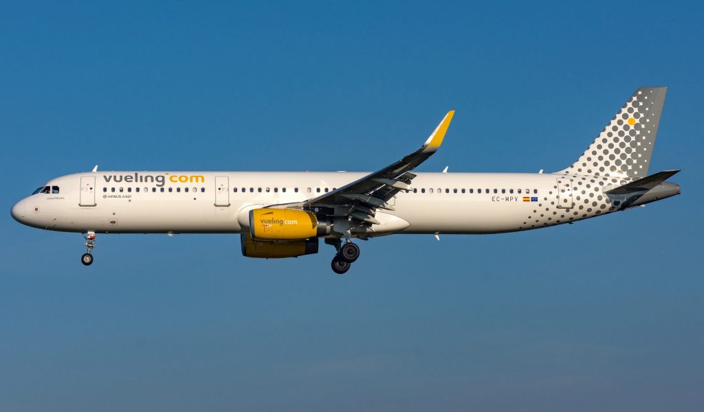 Пассажирский  Airbus A321-200S авиакомпании  Vueling в небе 