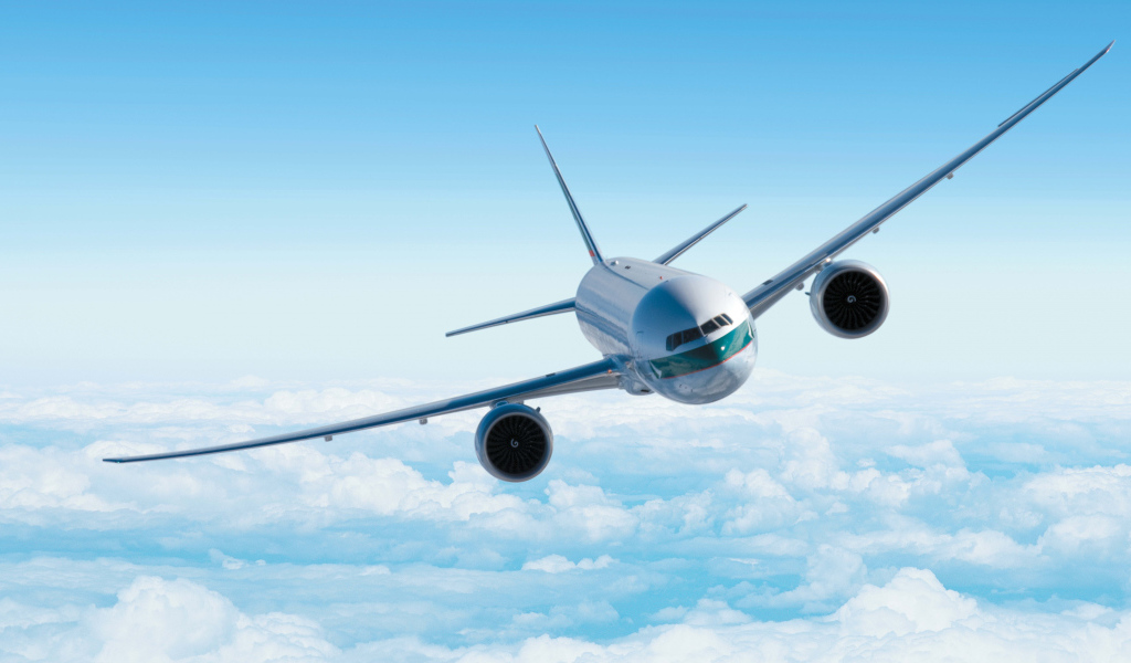 Пассажирский Аэробус а380 летит над облаками