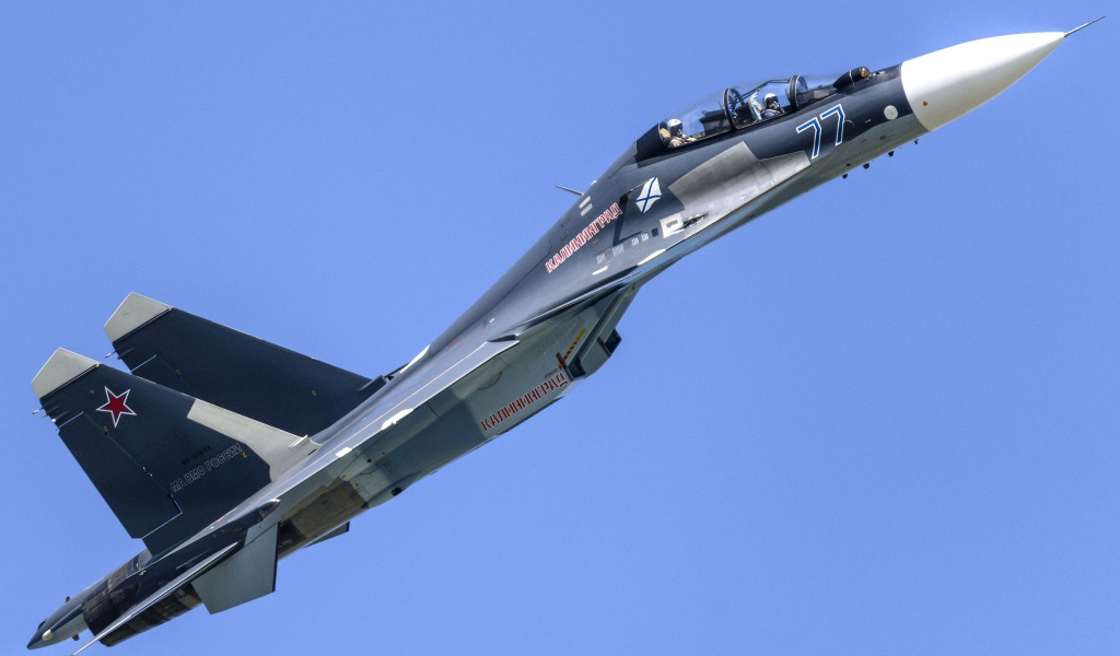Российский истребитель  Su-30SM в небе