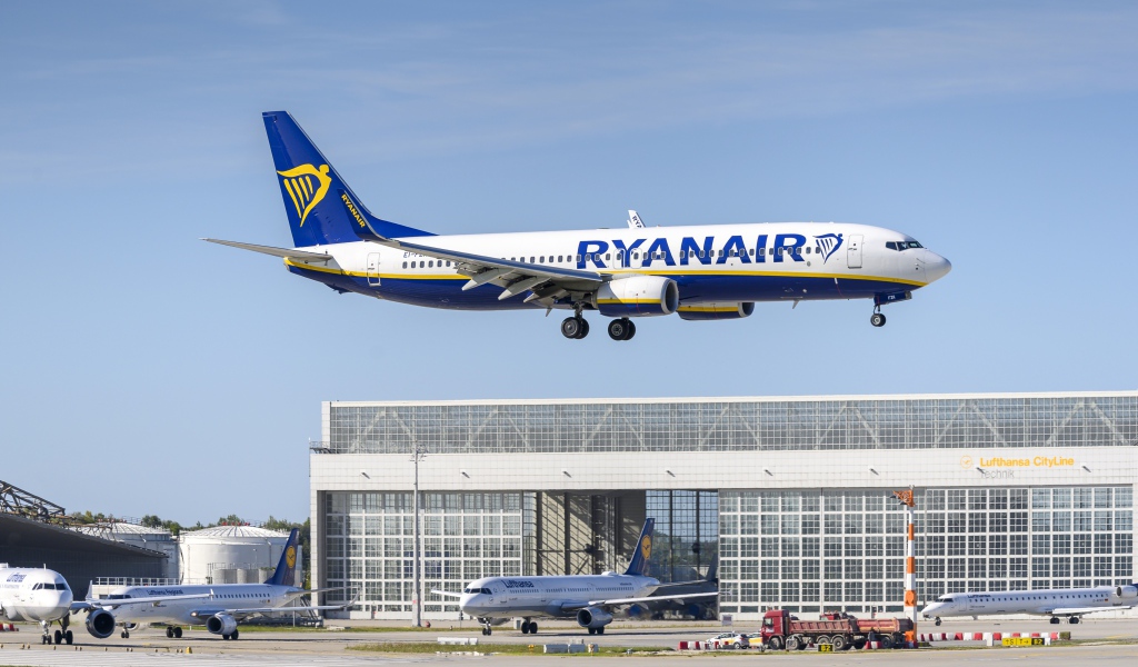 Пассажирский самолет боинг-737-800 авиакомпании  ryanair