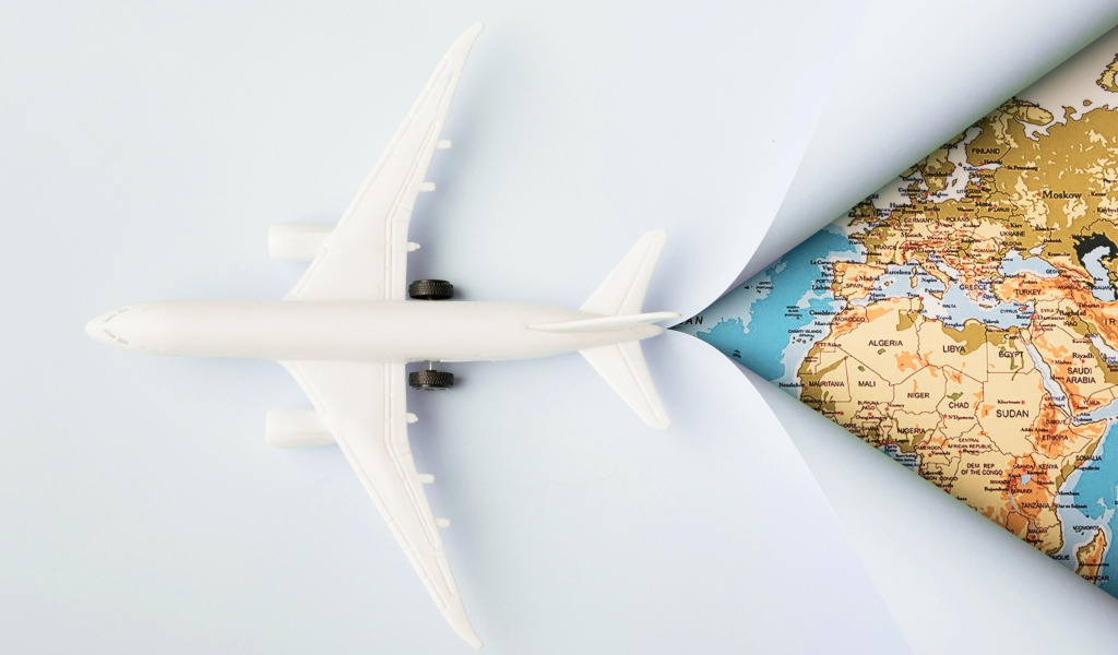 Белый самолет на карте 