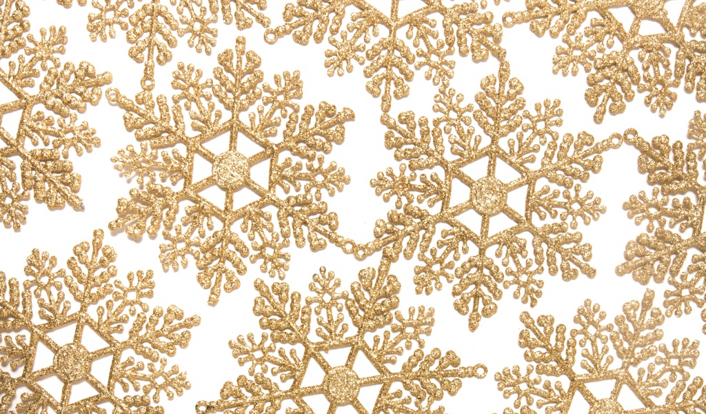 Золотистые снежинки на бежевом фоне 