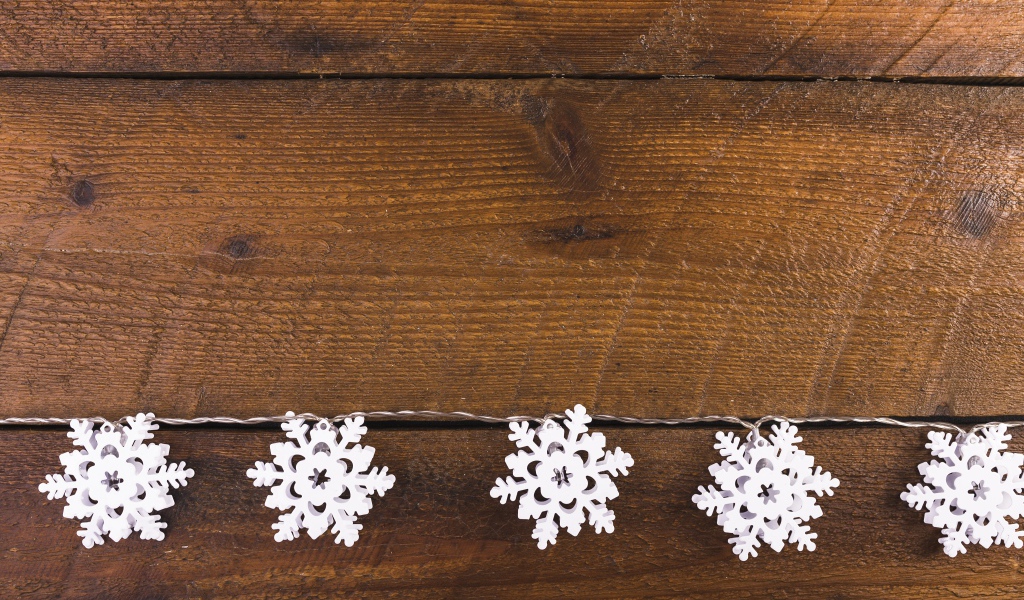 Белые снежинки на деревянном фоне