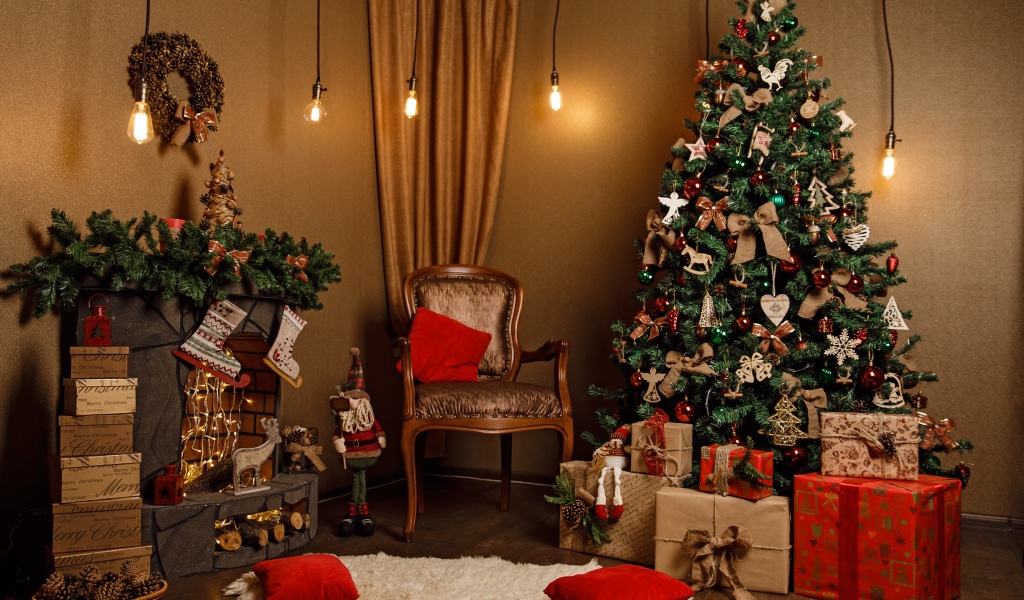 Красивая наряженная елка с подарками на рождество 