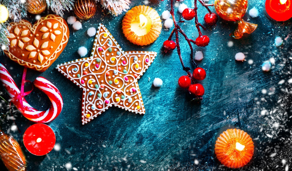 Рождественские пряники с игрушками на столе 