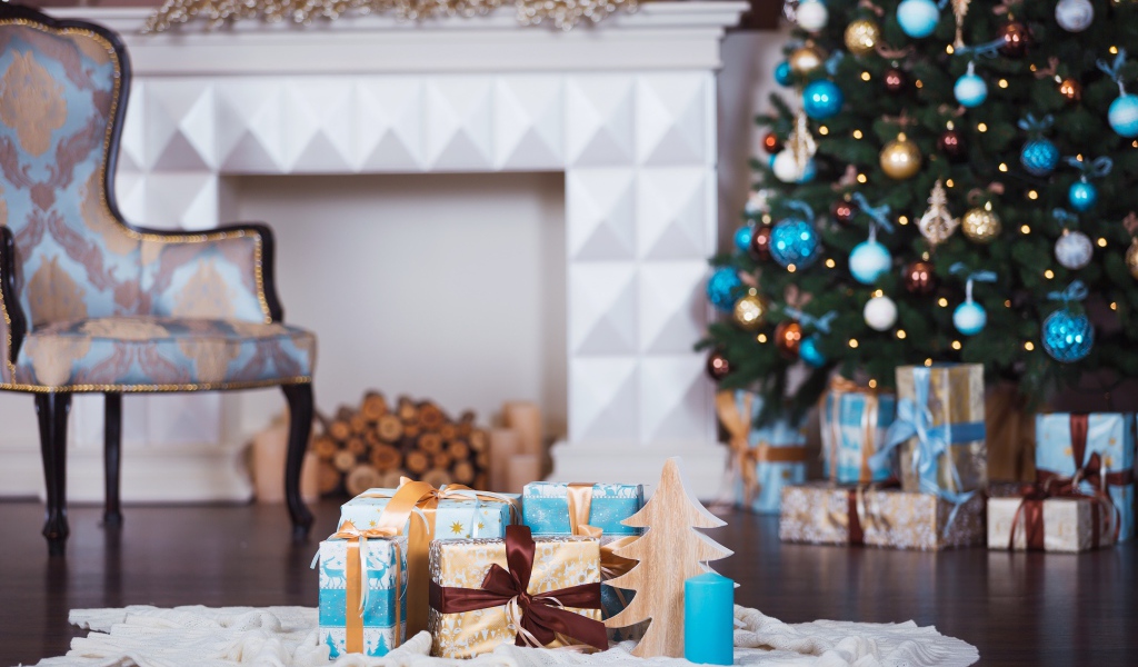 Рождественская ель с подарками у камина 