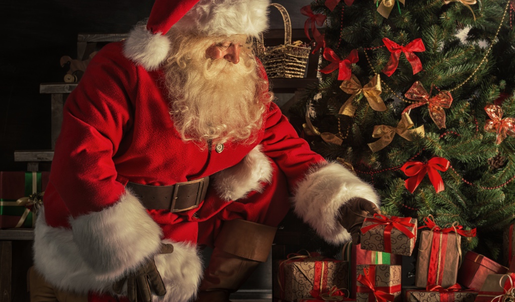 Санта Клаус прячет подарки под елкой на Рождество 