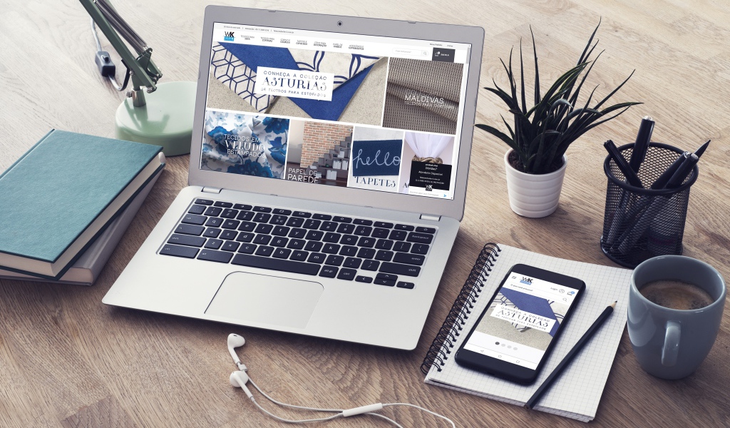 Ноутбук с канцелярскими предметами на столе 