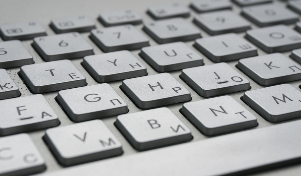 Белая клавиатура ноутбука крупным планом 