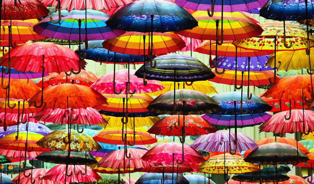 Много разноцветных зонтиком в воздухе