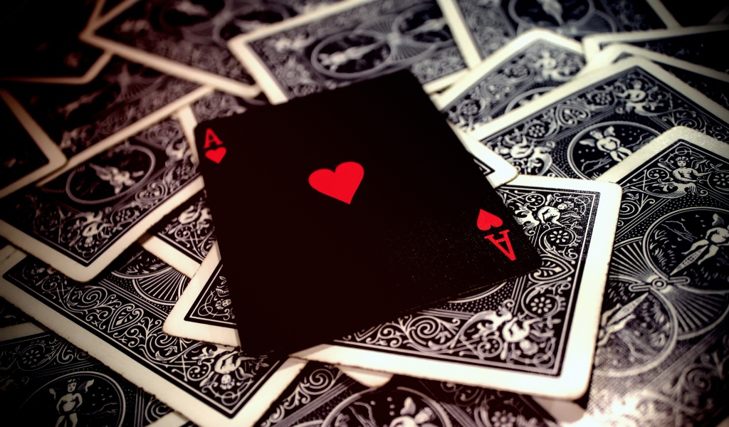 Червовый туз лежит на колоде карт