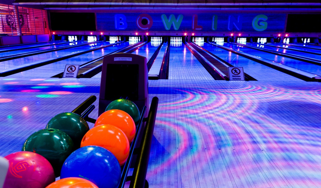 Шары и дорожки в боулинг клубе 