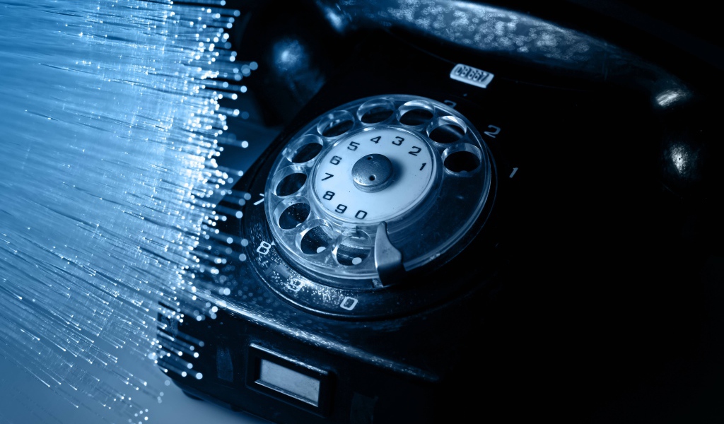 Черный ретро телефон на столе 