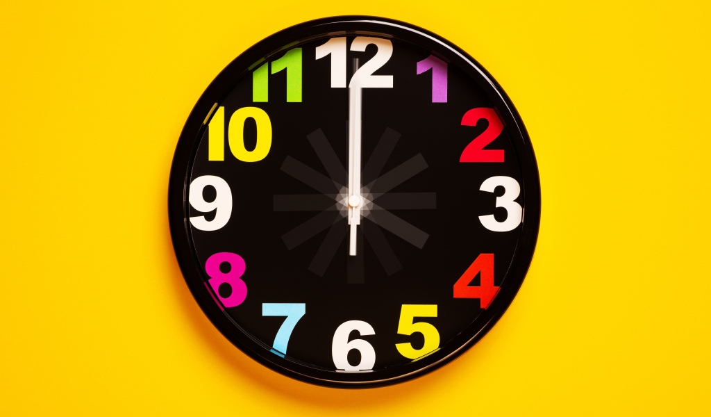 Черные часы на желтом фоне