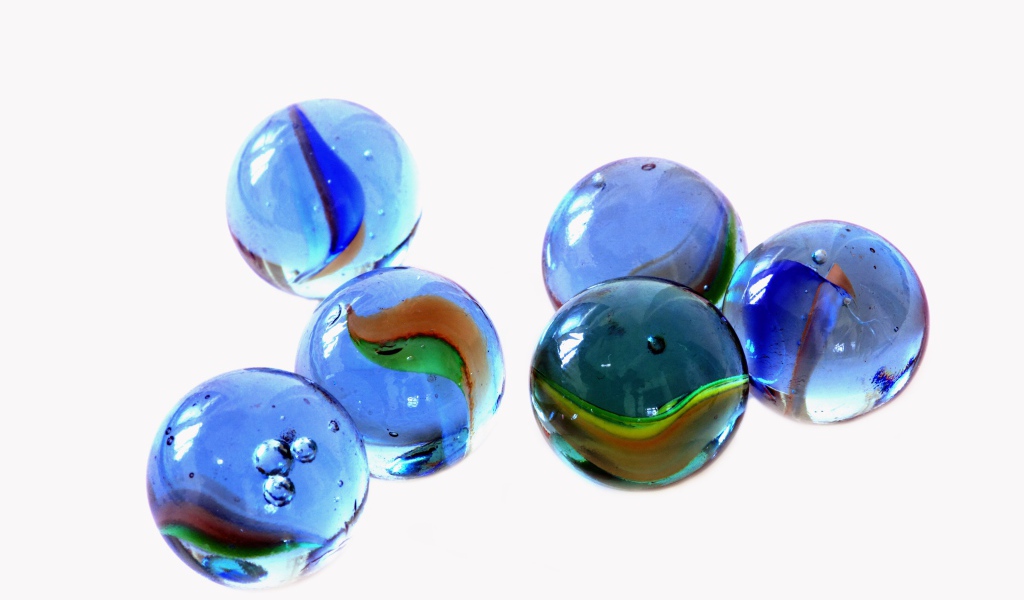 Голубые стеклянные шары на белом фоне 