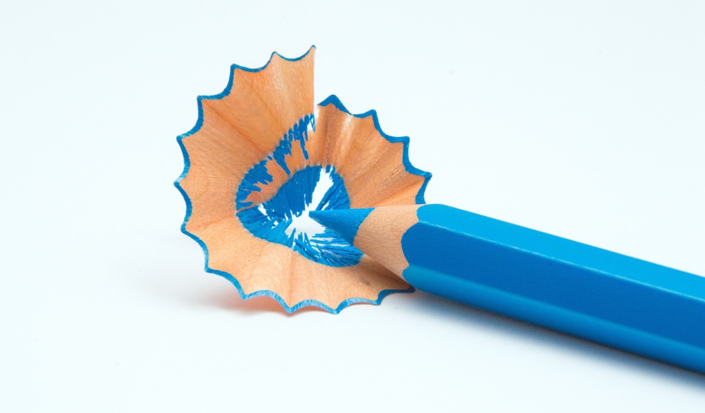 Голубой карандаш со стружкой на белом фоне