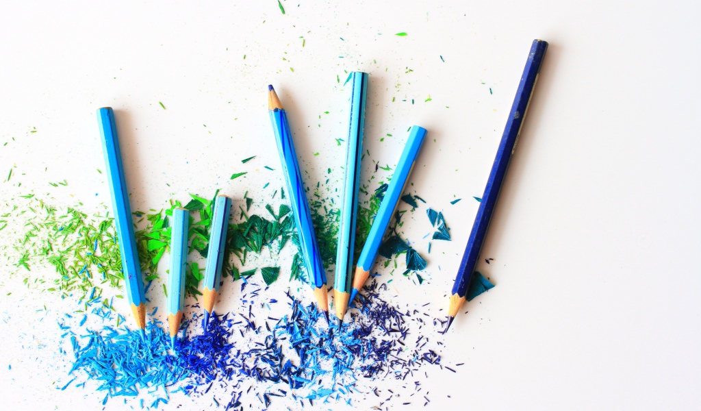 Голубые карандаши на белом фоне 