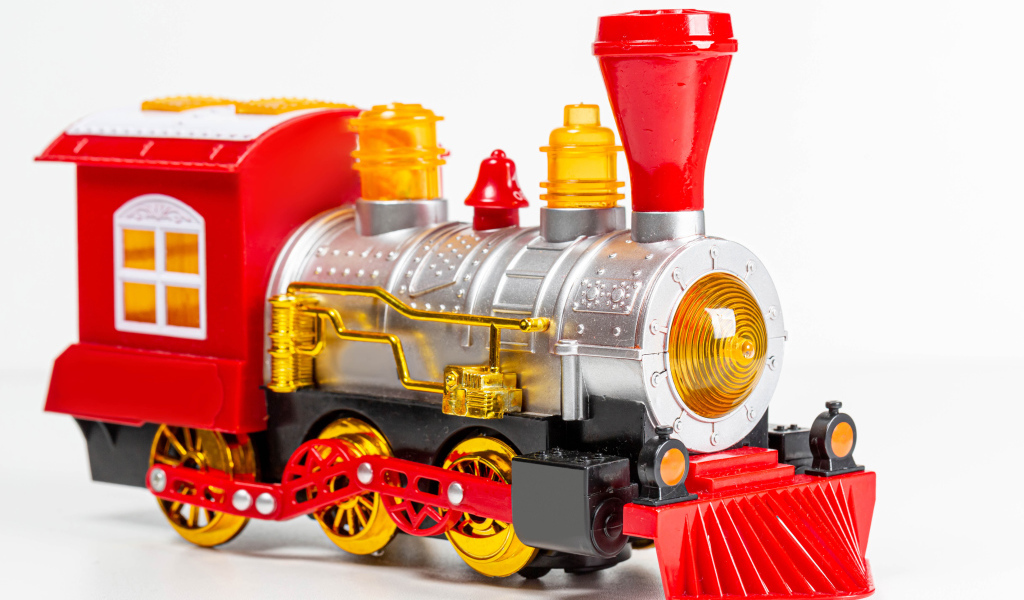 Детский игрушечный паровоз на белом фоне