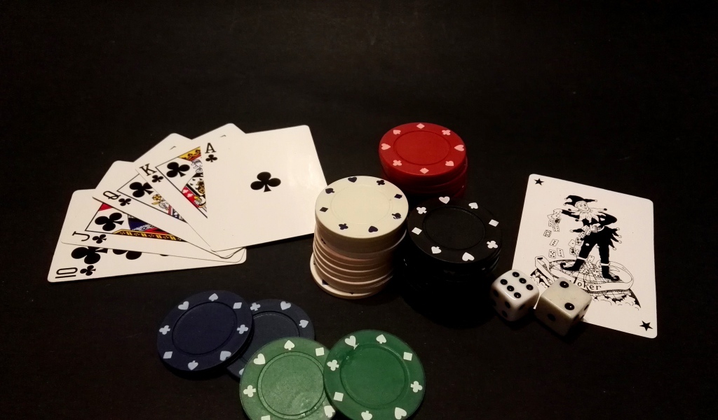 Фишки и карты для игры в покер на черном столе 