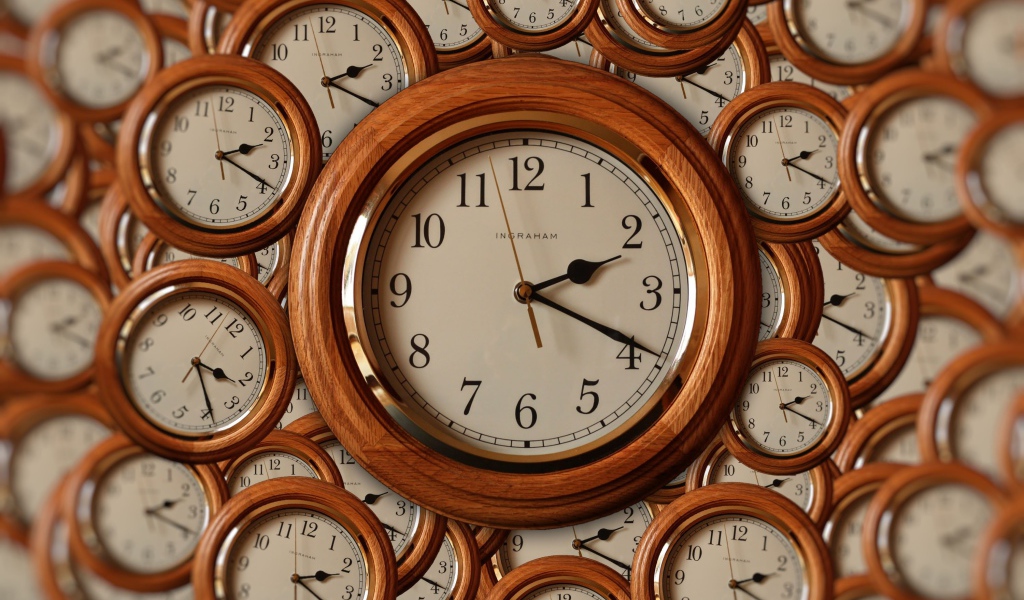 Часы на стене в деревянном корпусе 