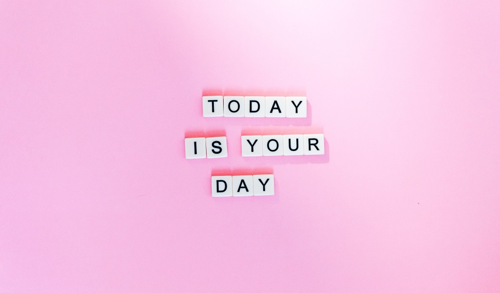 Кубики с надписью Today is your Day на розовом фоне