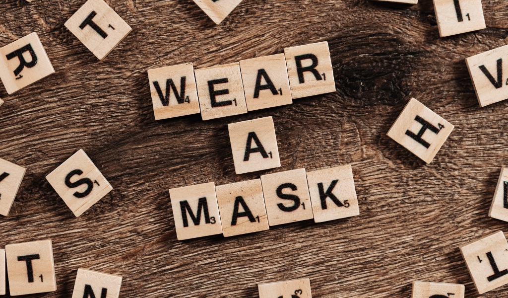 Кубики с буквами на английском языке на деревянном столе 