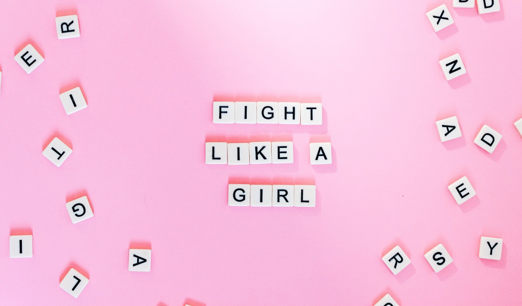 Кубики с надписью Fight like a Girl на розовом фоне