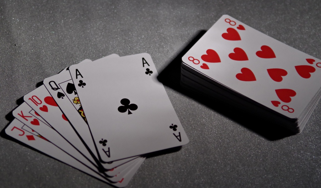 Колода игральных карт на сером столе