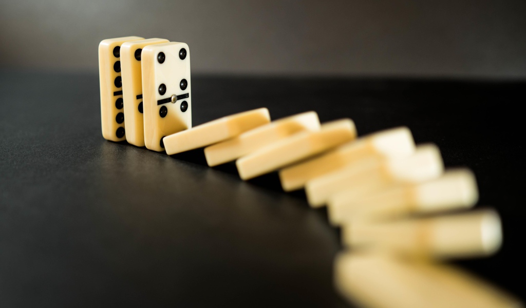 Кости для игры в домино на черном столе