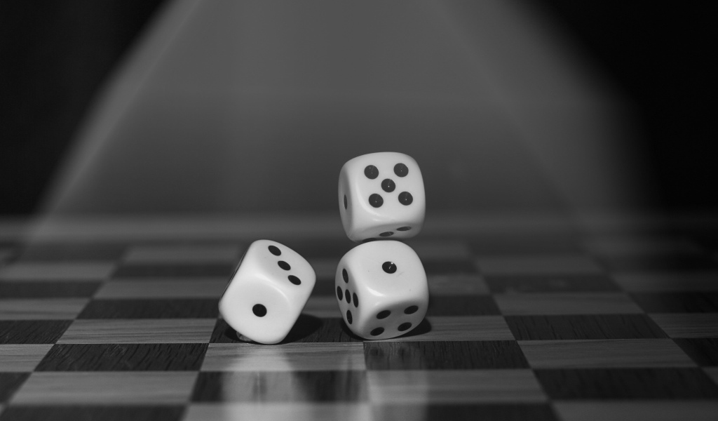 Игральные кости на шахматной доске