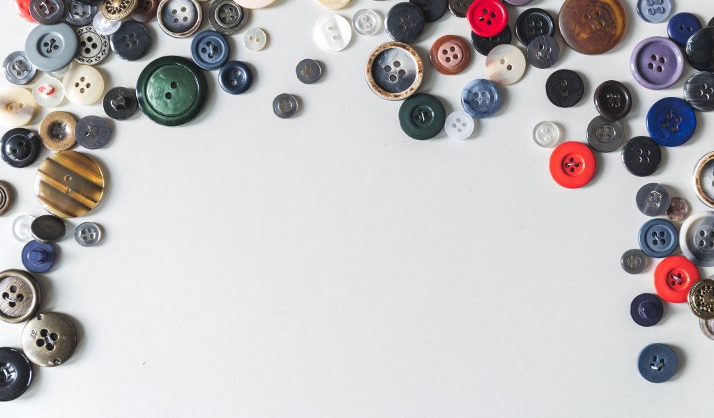 Разные пуговицы на сером фоне