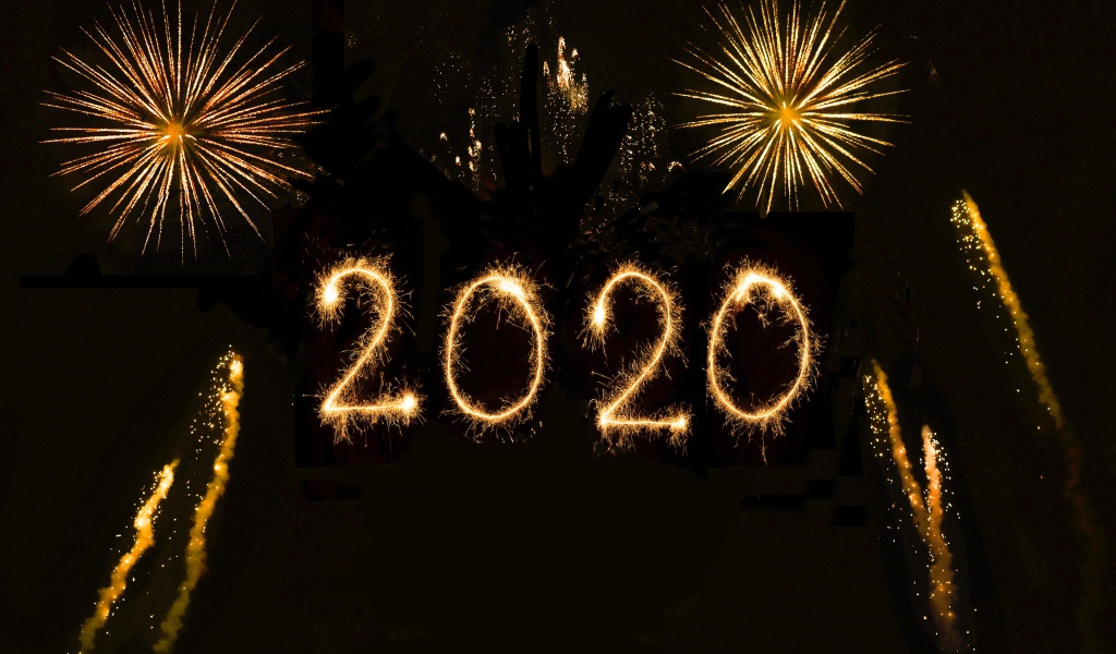 Цифры 2020 и салют на черном фоне