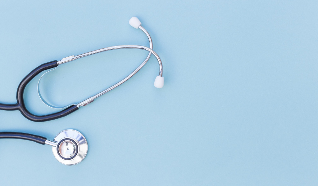 Фонендоскоп врача на голубом фоне