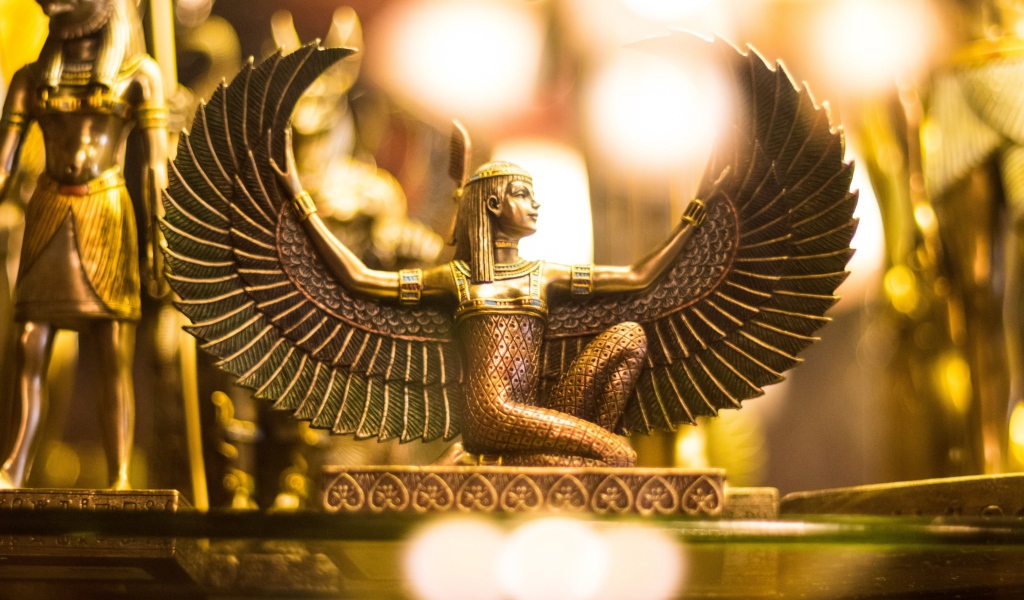 Египетские золотые фигурки на столе 