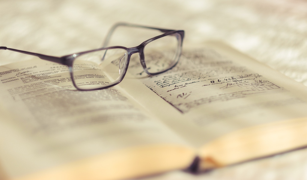 Очки для зрения лежат на книге