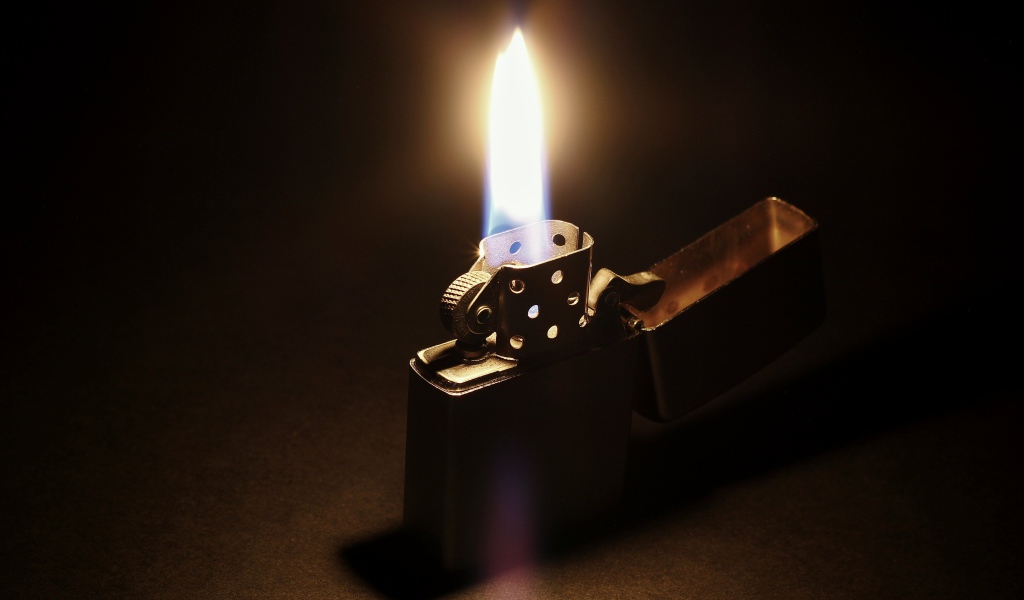 Огонь на зажженной зажигалке Zippo