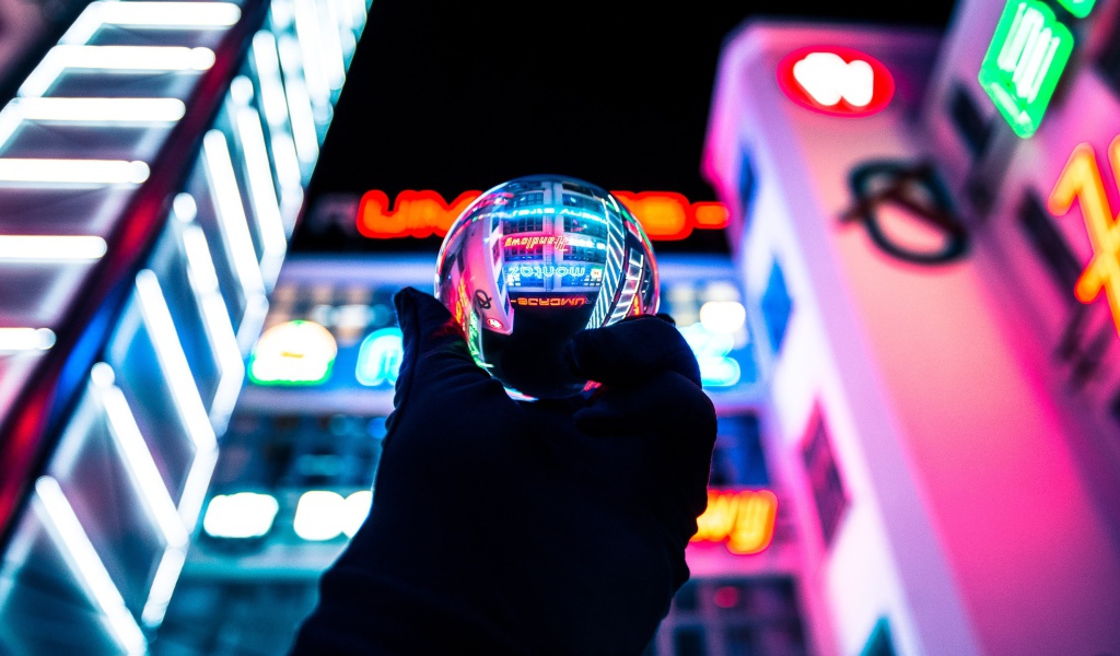 Стеклянный шар в руке на фоне казино 