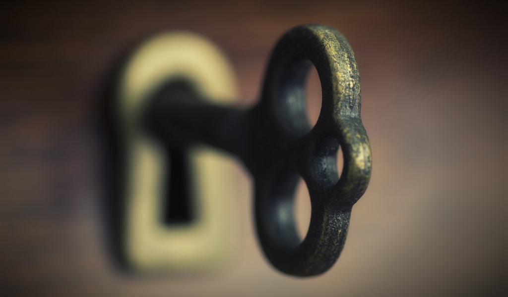 Большой железный ключ в замочной скважине 