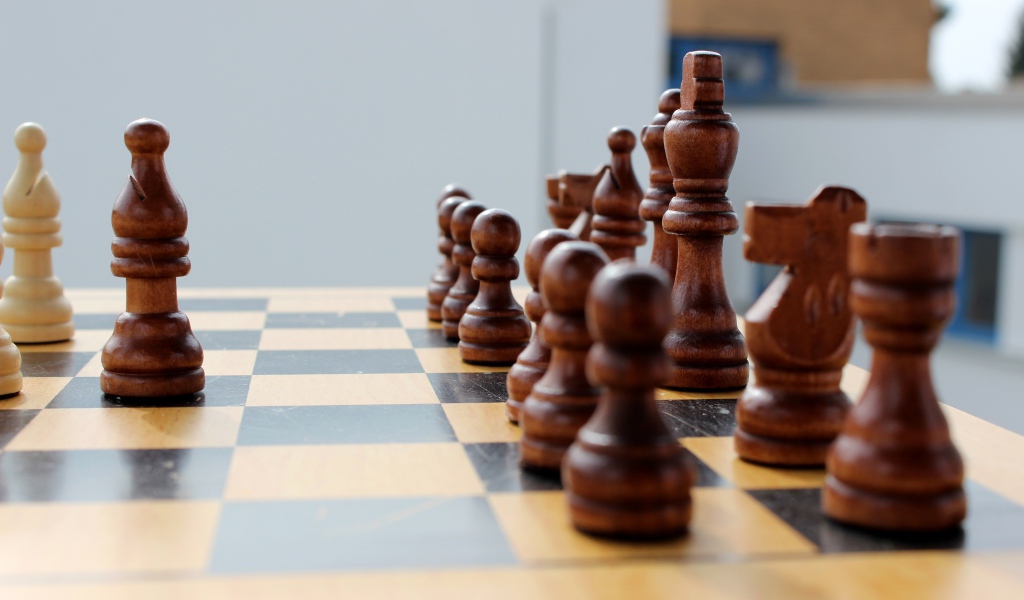 Большие деревянные шахматы на доске 