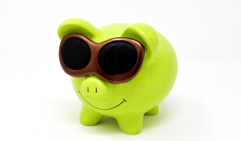 Салатовая свинья копилка в очках на белом фоне 