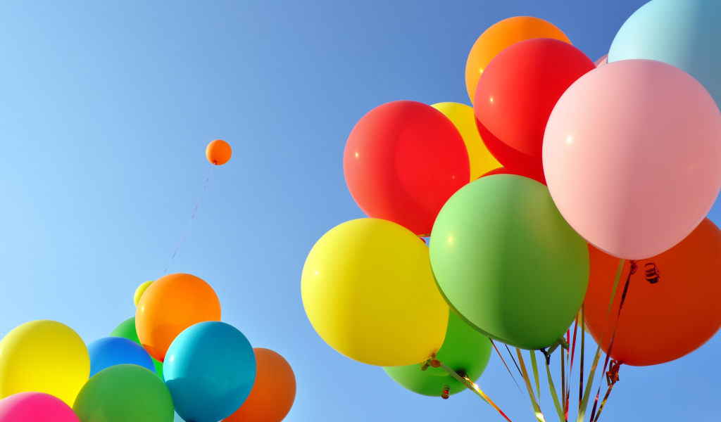 Много разноцветных воздушных шаров на голубом фоне