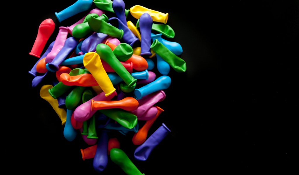 Много разноцветных шариком на черном фоне 