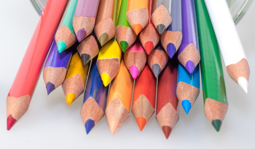 Разноцветные карандаши на белом фоне крупным планом