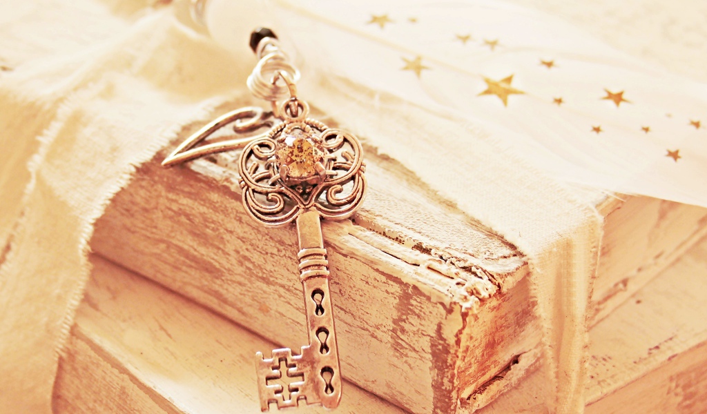 Старые книги с ключом на столе