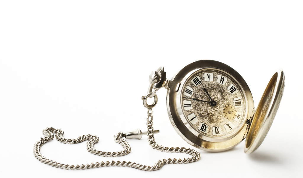 Старые карманные часы на цепочке на белом фоне