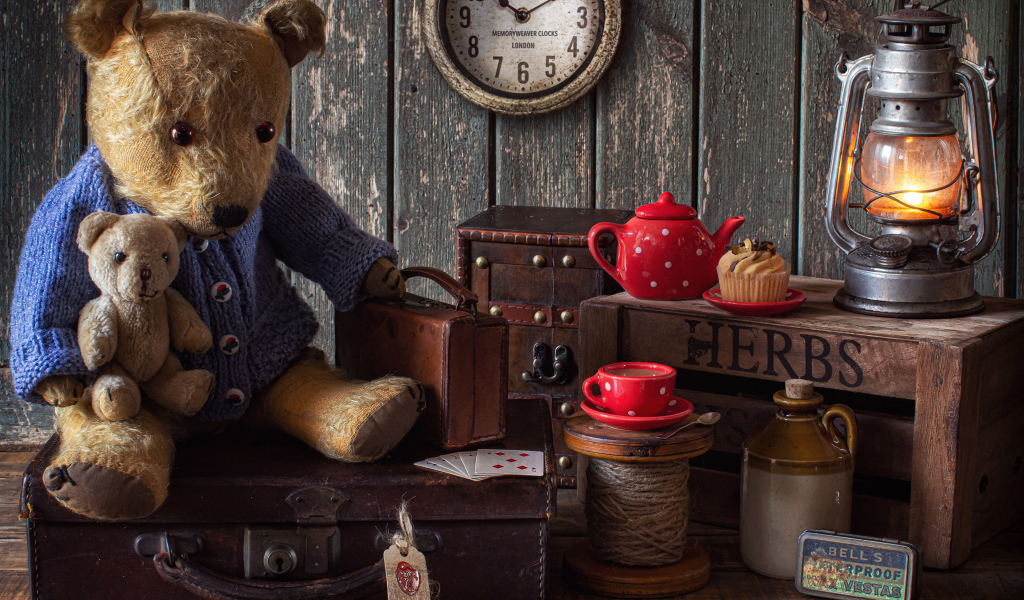 Старый медвежонок с игрушками на столе 