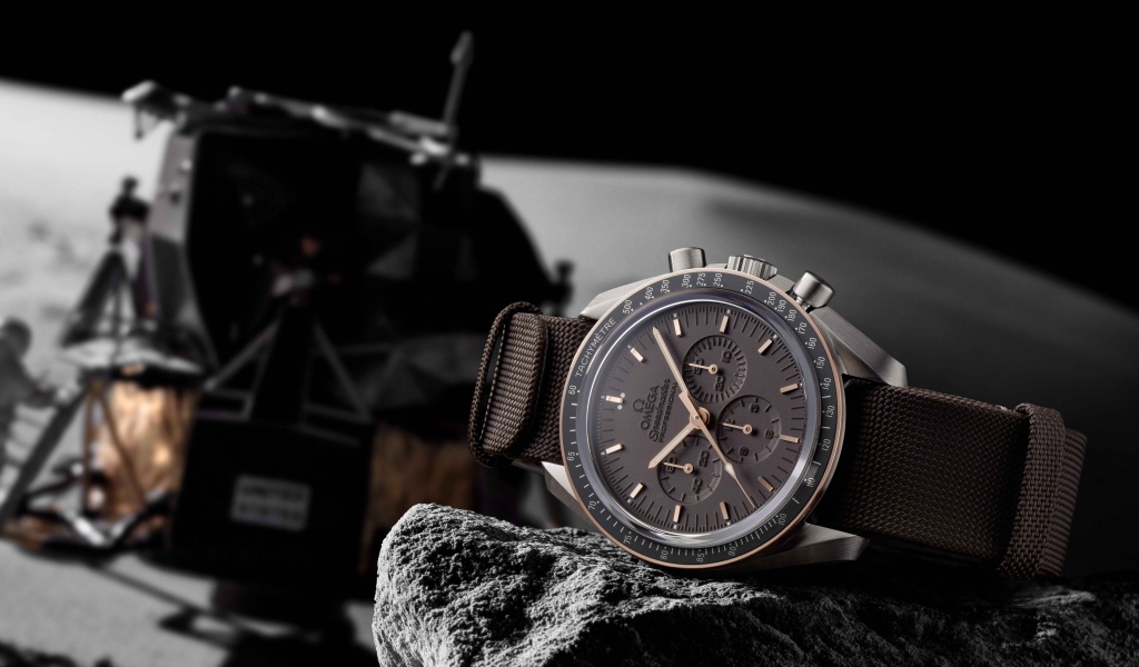 Мужские наручные часы Omega NASA лежат на камне