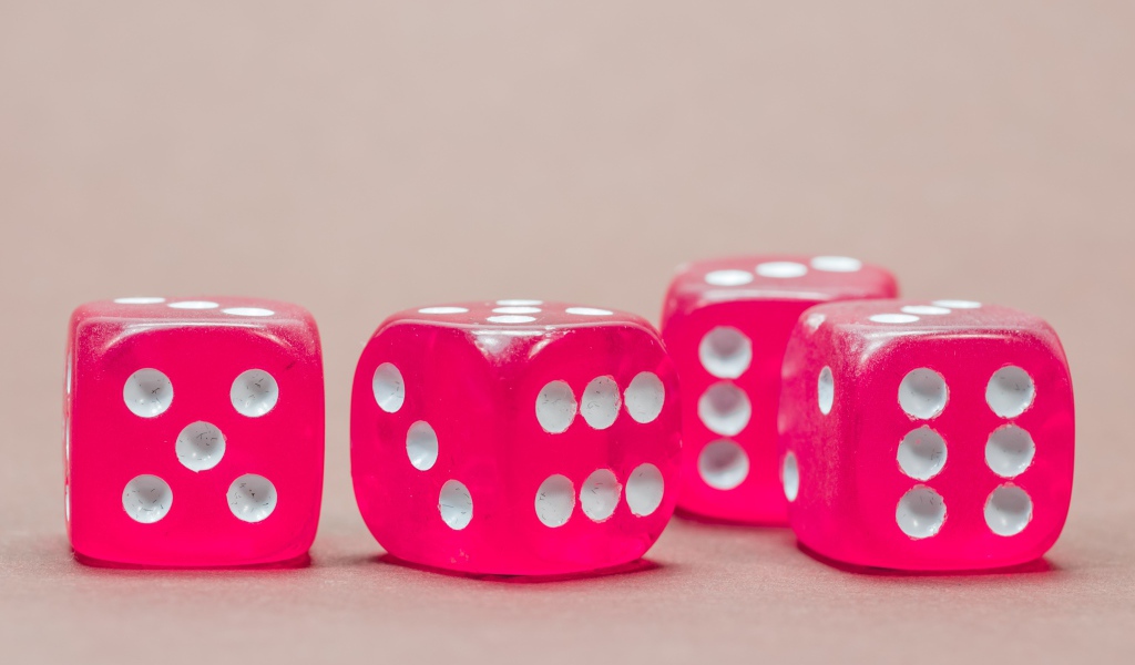 Красные игральные кости на сером фоне