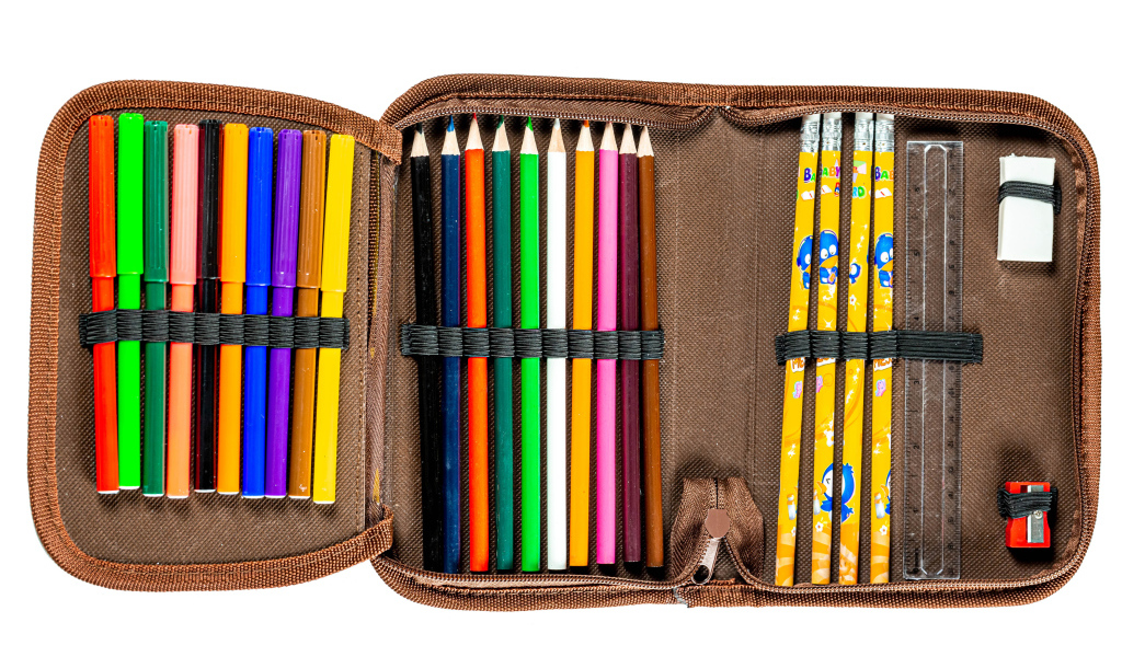 Школьный пенал с карандашами и фломастерами на белом фоне