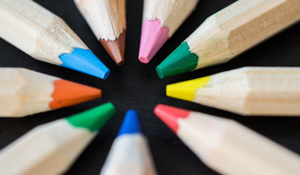 Заточенные разноцветные карандаши 
